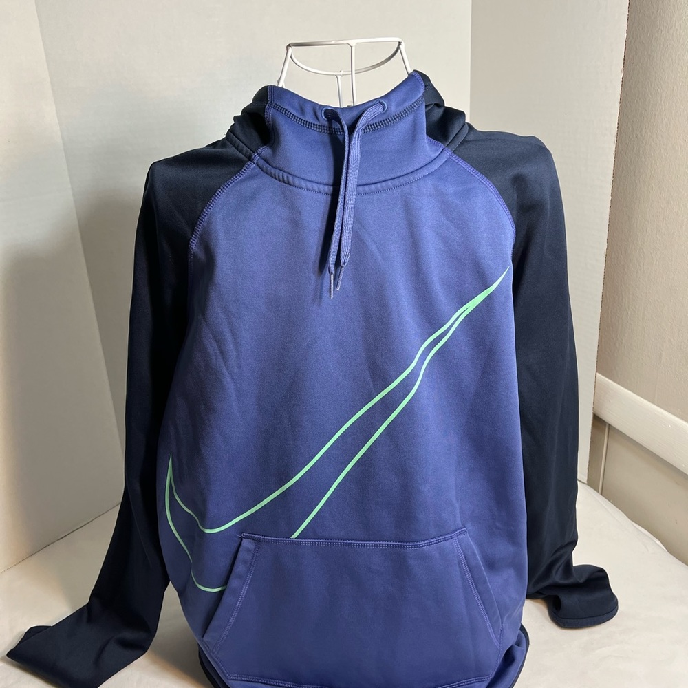 Woman’s Nike Pullover Sweatshirt Size Medium!